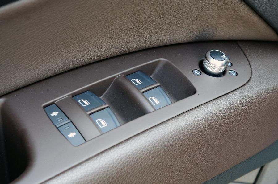 Детали интерьера Audi Q7 3.0T Quattro S-Line (4L) 2011 года  (NA) (фото 16 из 46)